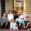 Kongeparet omgitt av barn, barnebarn og svigerbarn. Bildet er tatt i anledning Kongeparets 80-årsdager. Foto: Lise Åserud, NTB scanpix